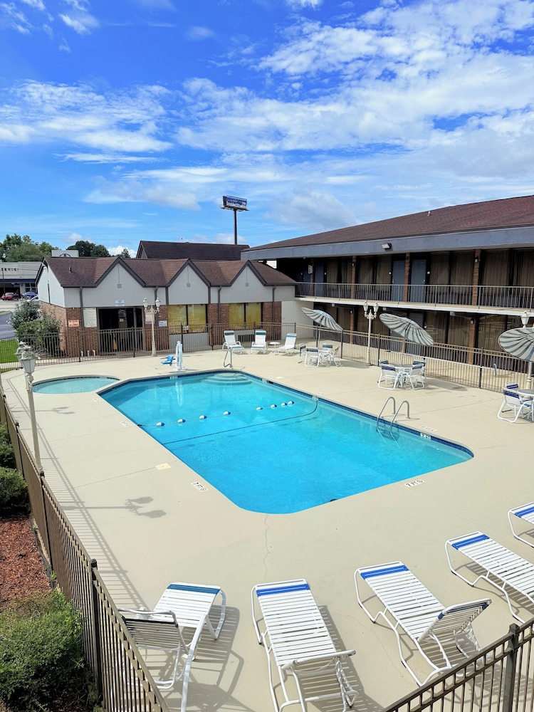 Quality Inn Asheville Airport - photo 27