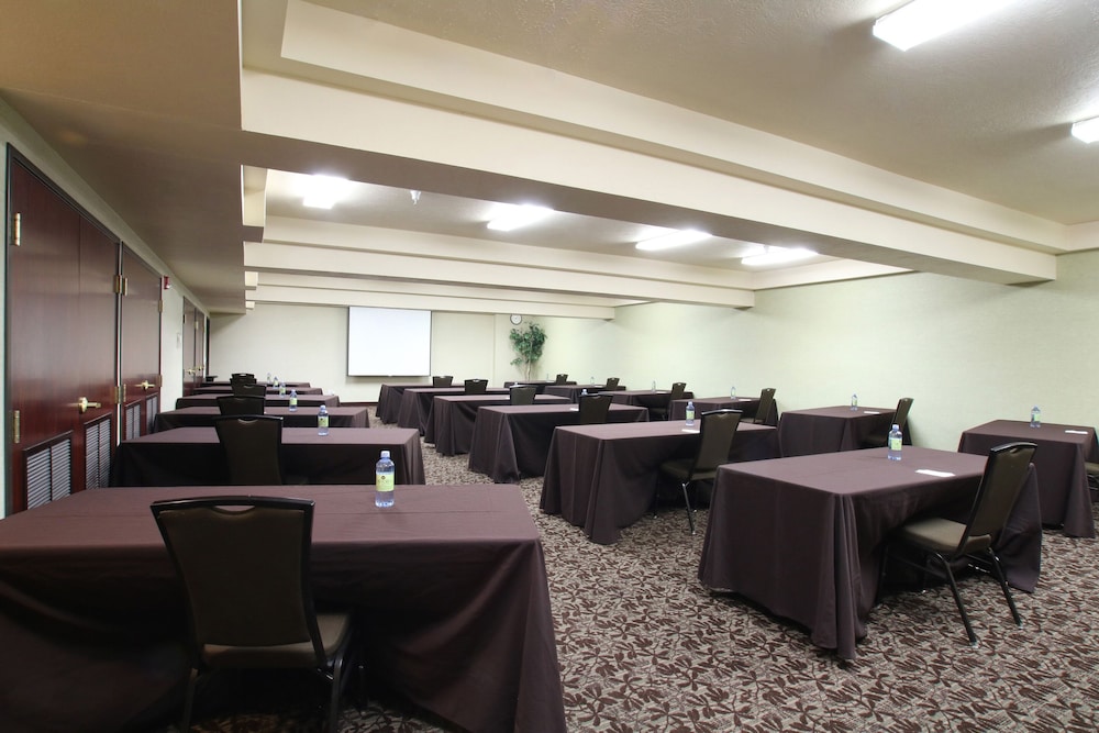 Oxford Suites Spokane Valley - photo 39