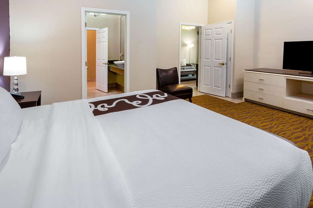 La Quinta Inn & Suites by Wyndham Laredo Airport - photo 36