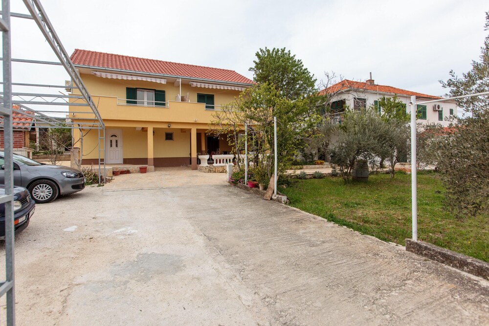 Enjoy a cozy apartment in Slatine 65 m with terrace — 4-Star Luxury Hotel in Slatine, Croatia