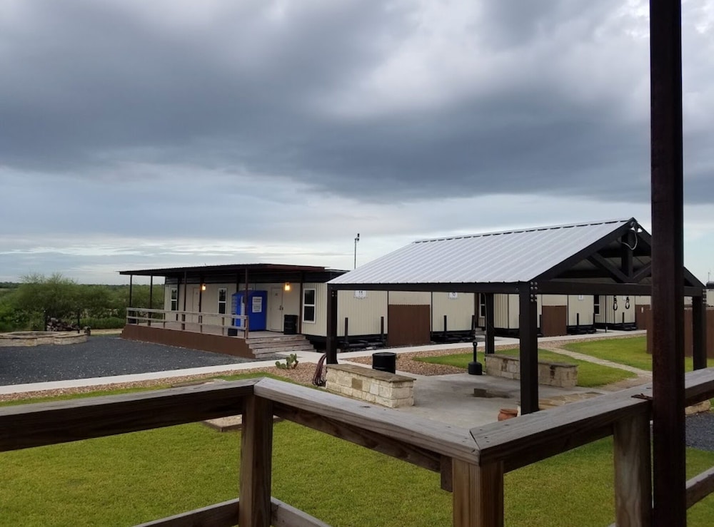 The Armadillo Hotel Karnes City — hotel in Beeville