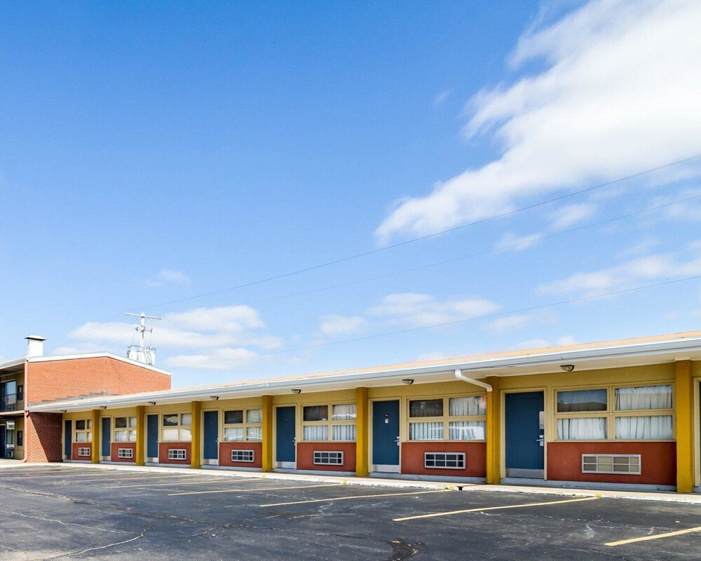 Econo Lodge Topeka Blvd. - photo 36