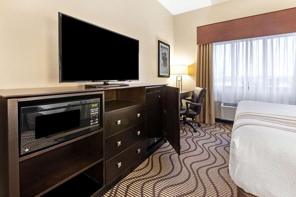La Quinta Inn & Suites by Wyndham South Bend - photo 26