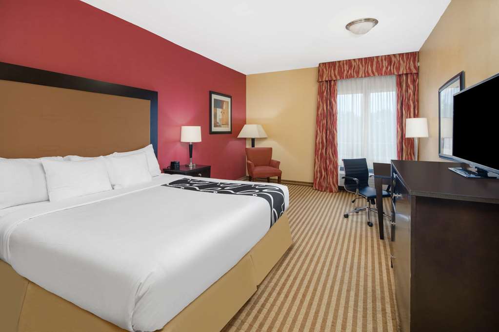 La Quinta Inn & Suites by Wyndham Atlanta Union City - photo 32