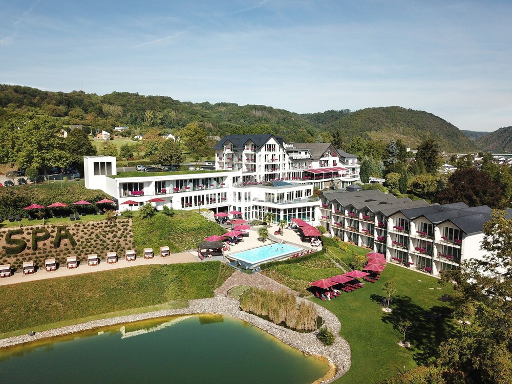 Moselstern Parkhotel Krähennest — 4-Star Luxury Hotel in Lof, Germany