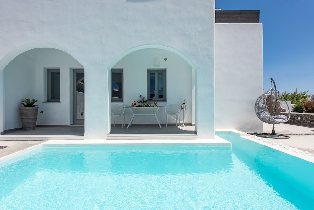 White Harmony Suites — 4-Star Luxury Hotel in Megalochori, Greece