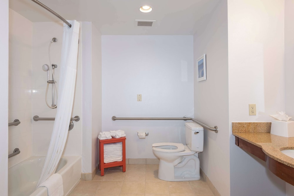 Hampton Inn & Suites Pittsburg CA - photo 59