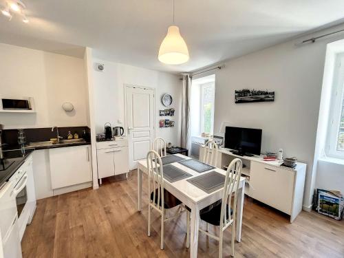 Appartement cosy avec ascenseur à 150m de la plage et casino wifi gratuit FR 1 361 330 in Granville, France