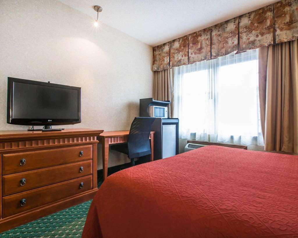Econo Lodge Glens Falls Lake George - photo 16
