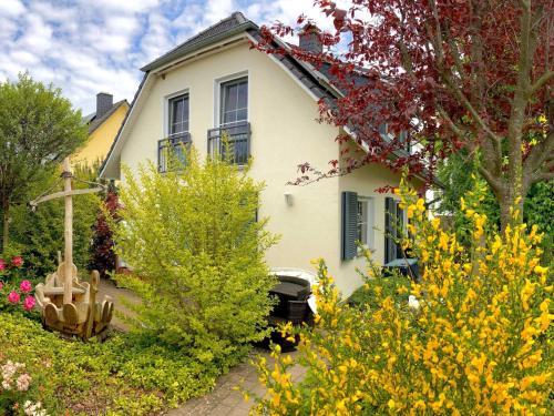 Ferienhaus Klünderberg in Binz mit Kamin Terrasse Strandkorb — 4-Star Luxury Hotel in Ostseebad Binz, Germany