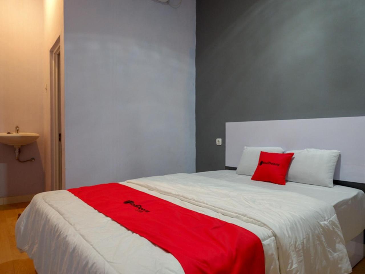 RedDoorz near Pasar Batang in Pekalongan, Indonesia