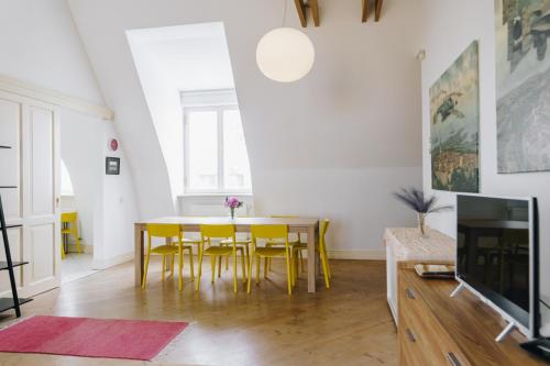 Dream Stay Art gallery Family Apartment with 2 Bathrooms