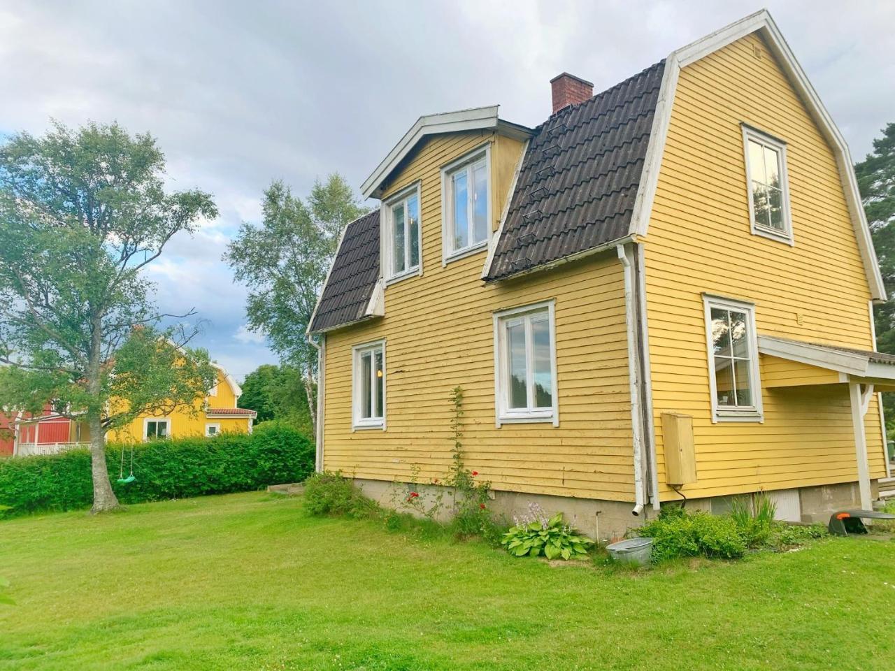 The Solhem Cabin 80m To the Lake 1930s Charm — 4-Star Luxury Hotel in Stroemstad, Sweden