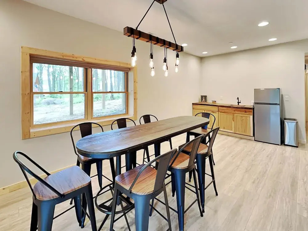 The Pour House — 4-Star Luxury Hotel in Mchenry, United States