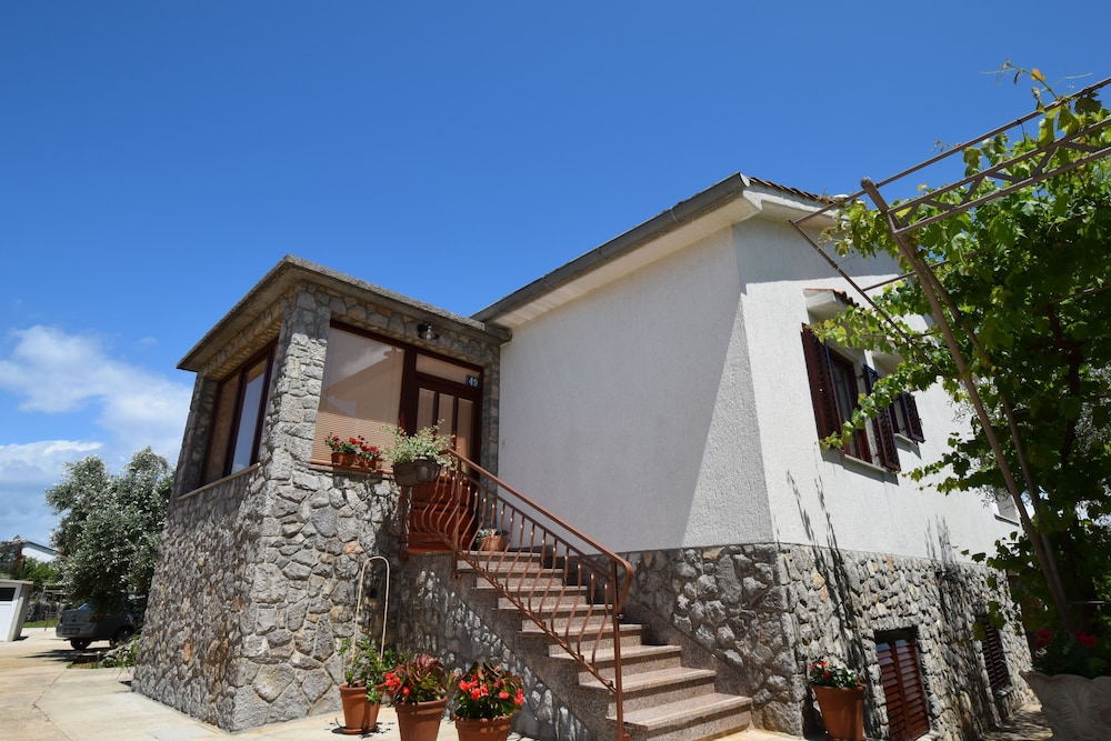 Radha Residency - carbon neutral hotel in Satna