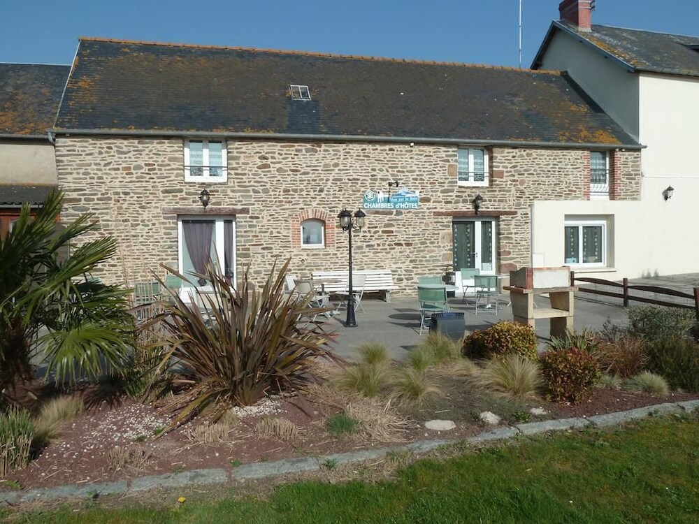 Les Pres Sales — hotel in Ducey