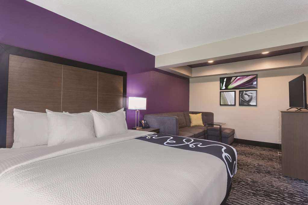 La Quinta Inn & Suites by Wyndham Columbus North - photo 24