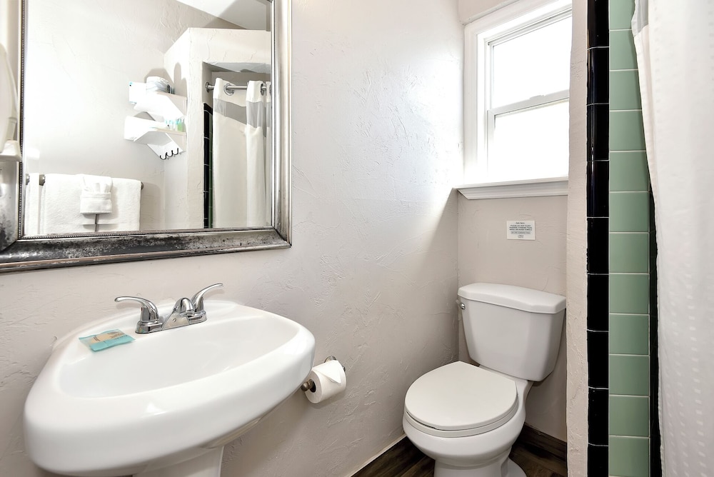 Shoreline Suites & Cabana Cottages - photo 109