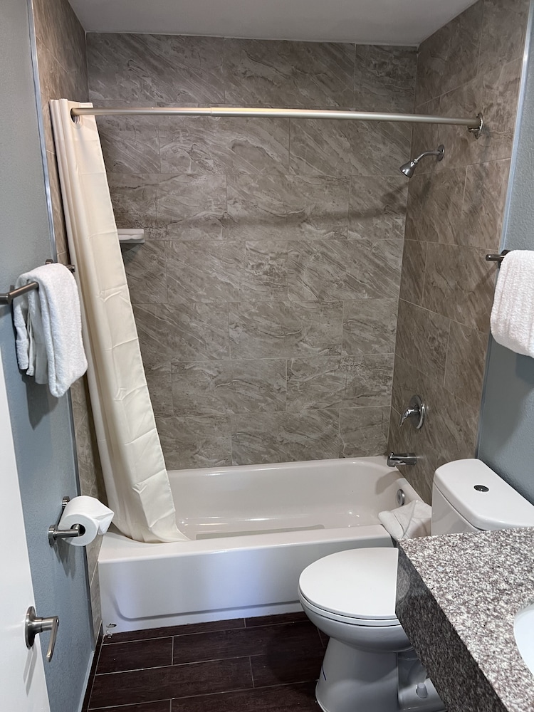 Surf City Inn and Suites - photo 32