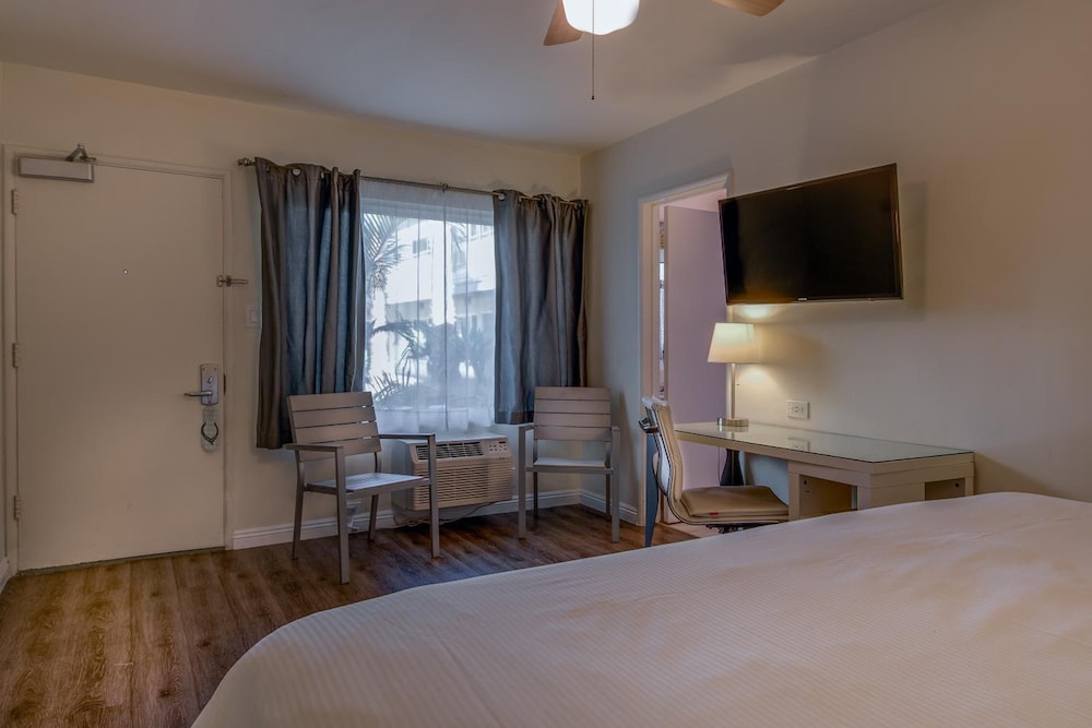 Bayside Hotel - photo 13