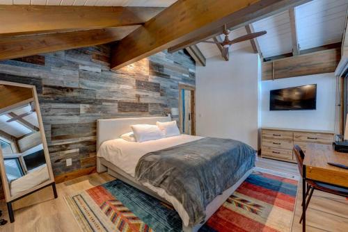Extra Spacious 2BR Cabin w Office and Outdoor Deck