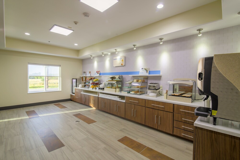 Holiday Inn Express & Suites Raymondville by IHG - photo 13