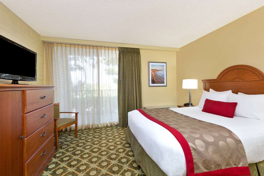 Ramada by Wyndham Santa Barbara - photo 16