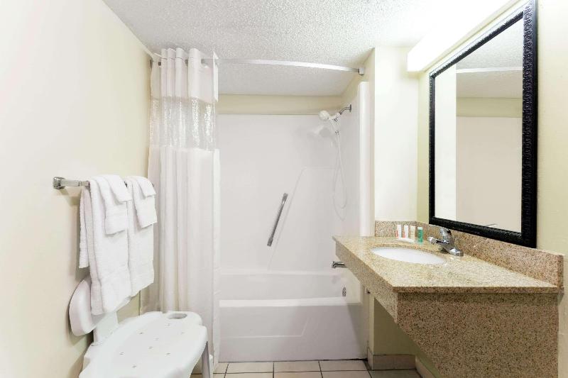 Howard Johnson by Wyndham Tallahassee - photo 5