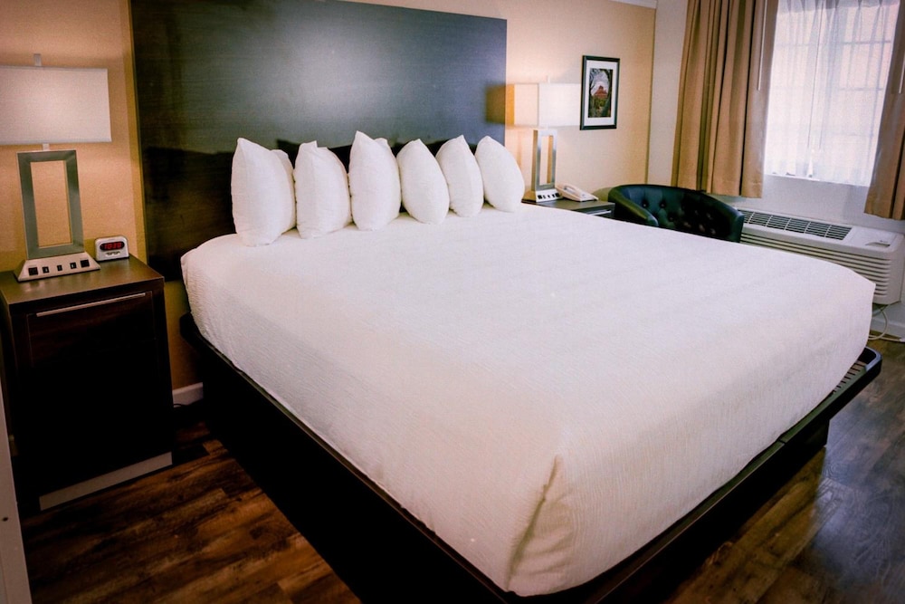 Pines Inn & Suites - photo 21