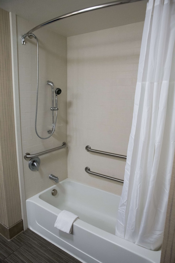 Hampton Inn & Suites Bismarck Northwest - photo 15
