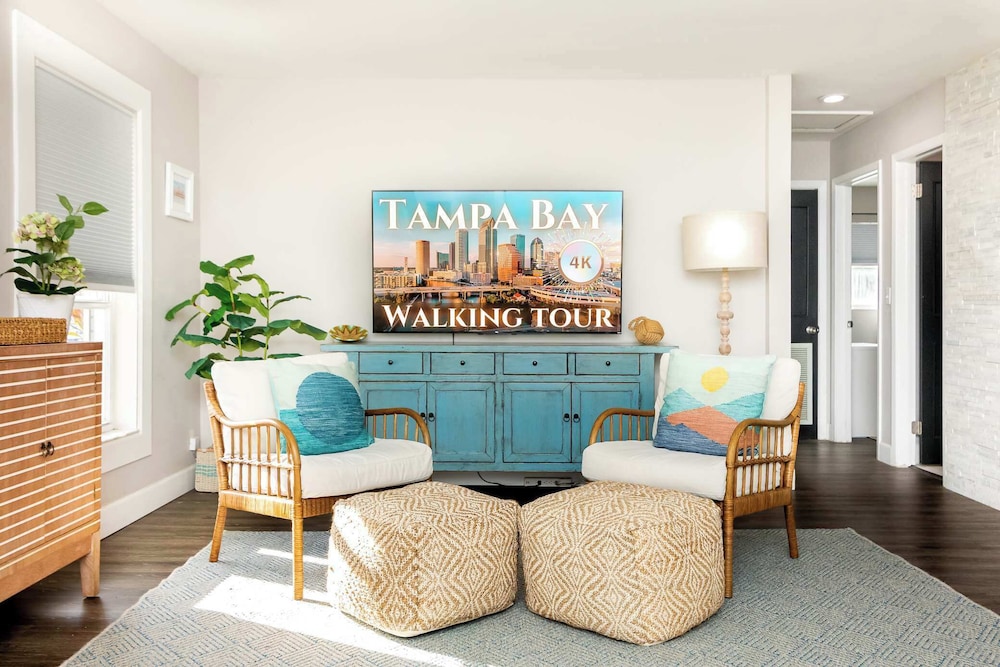 Sun Bay Getaway Backyard Pool w Winter Rates in Tampa, United States