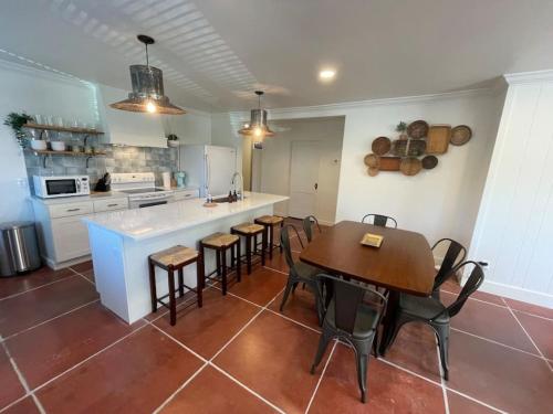 Martin Mill Santa Fe Inspired Bungalow 5 minutes to downtown — 4-Star Luxury Hotel in Knoxville, United States