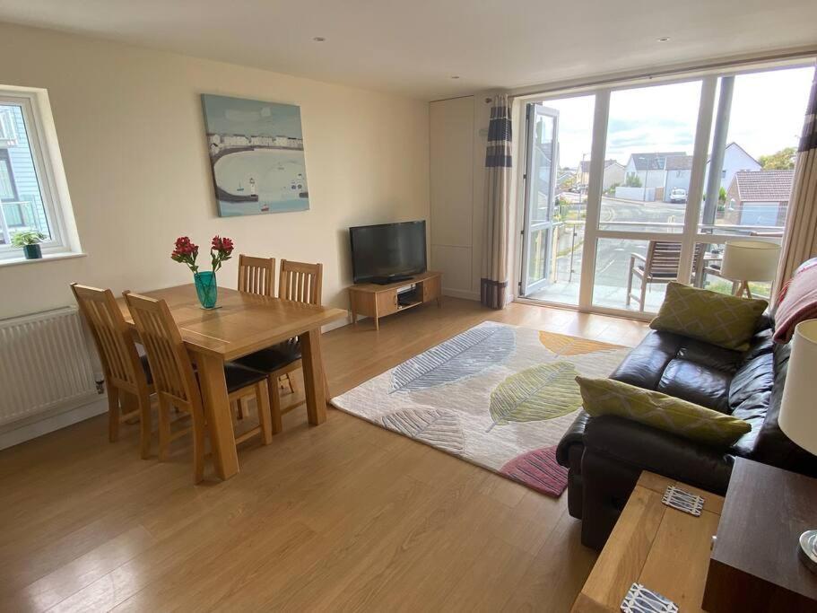 Lovely 2 Bedroom Flat Moments From Fistral Newquay — 4-Star Luxury Hotel in Newquay, United Kingdom