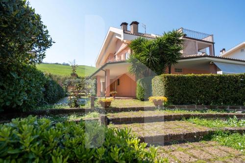 Homiday Villino Dei Poeti — 4-Star Luxury Hotel in Pineto, Italy