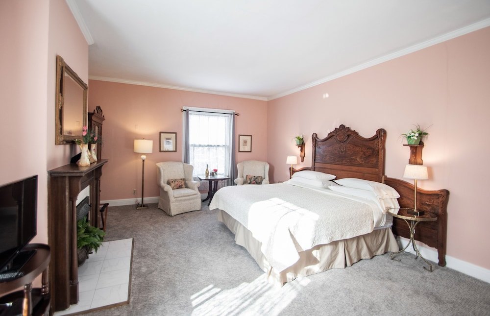 Looking Glass Inn - photo 18