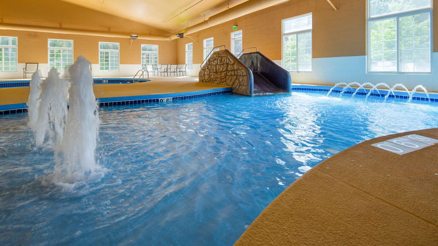 Crandon Inn and Suites - photo 9