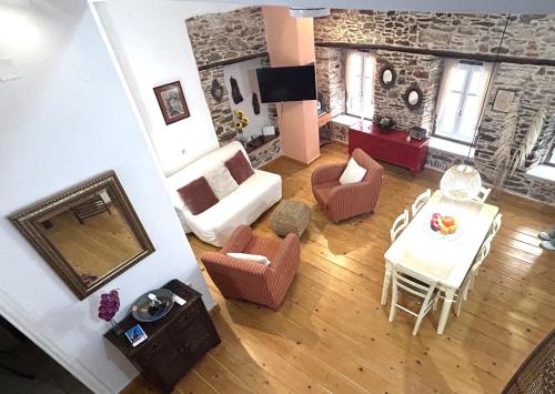 Traditional wood and stone Villa — 4-Star Luxury Hotel in Ermoupolis, Greece