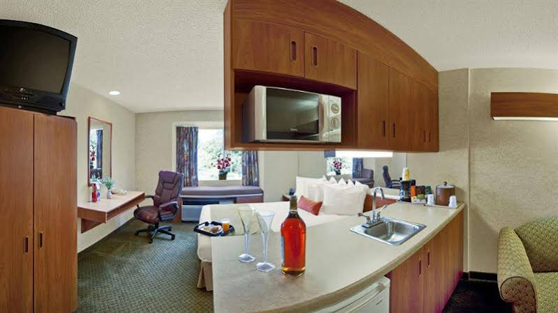 Microtel Inn & Suites by Wyndham Brunswick North - photo 8