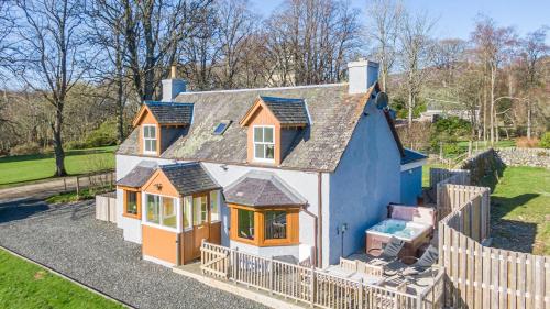 Gardener s Cottage with Hot Tub — 4-Star Luxury Hotel in Blairgowrie, United Kingdom