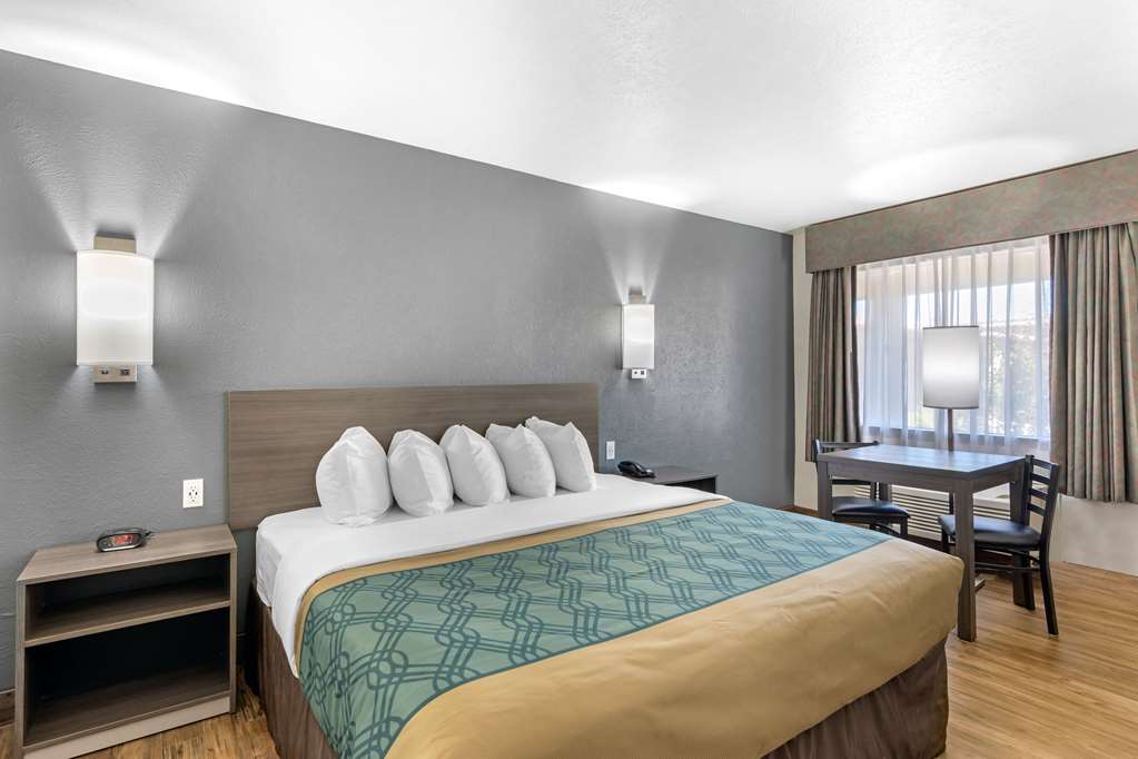 Econo Lodge Inn & Suites Socorro - photo 4