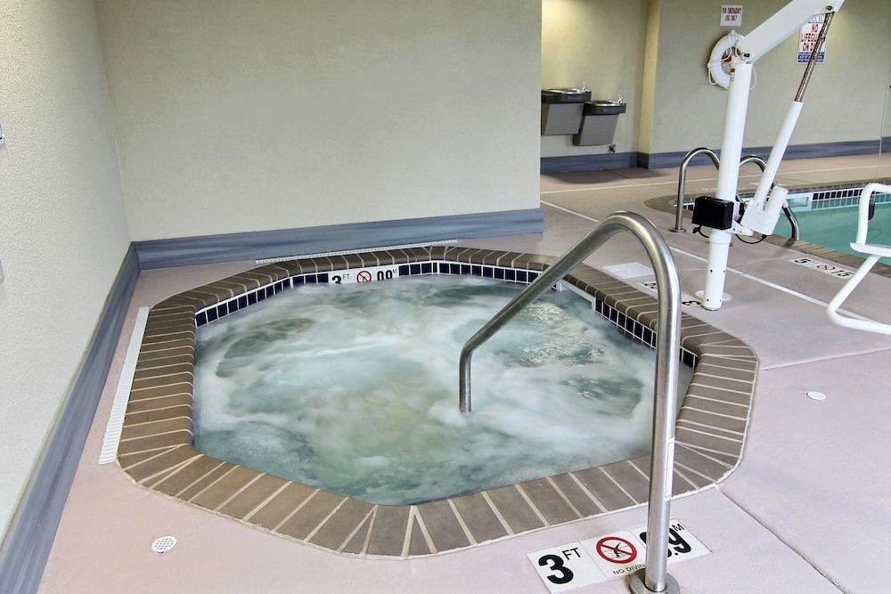 AmeriVu Inn & Suites Crookston - photo 12