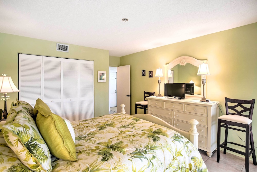 Resort Style Condo with Pool 19 Miles to Fort Myers - photo 4