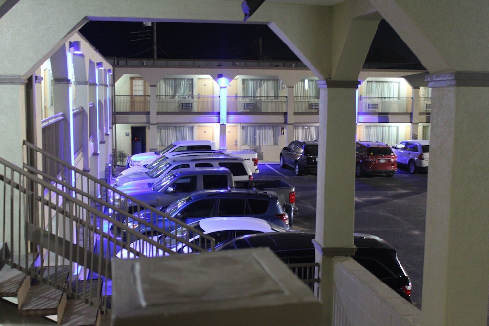 Hutchinson Inn - photo 35