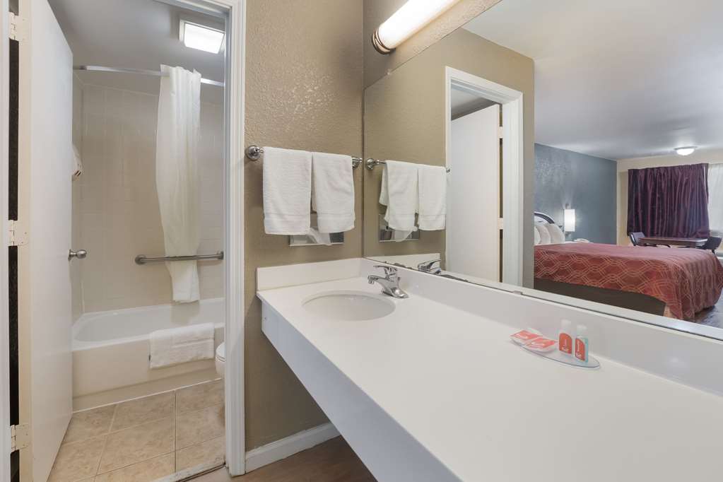 Econo Lodge Thomaston - photo 20
