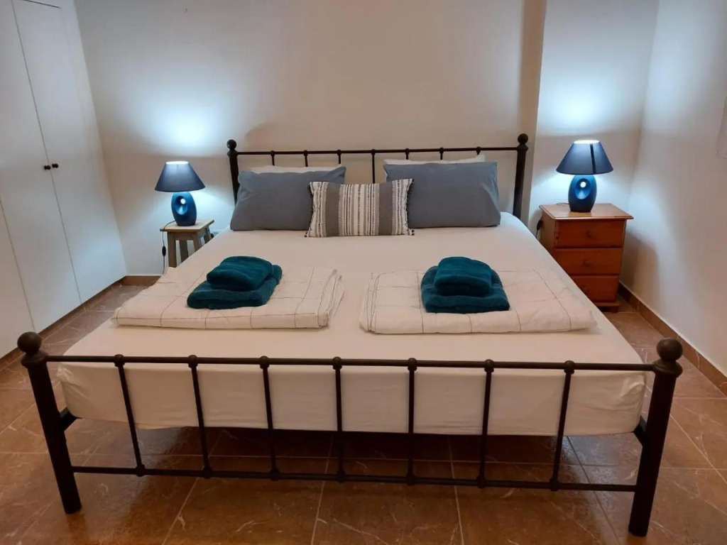 Queens Gardens suite by the sea pool and mall