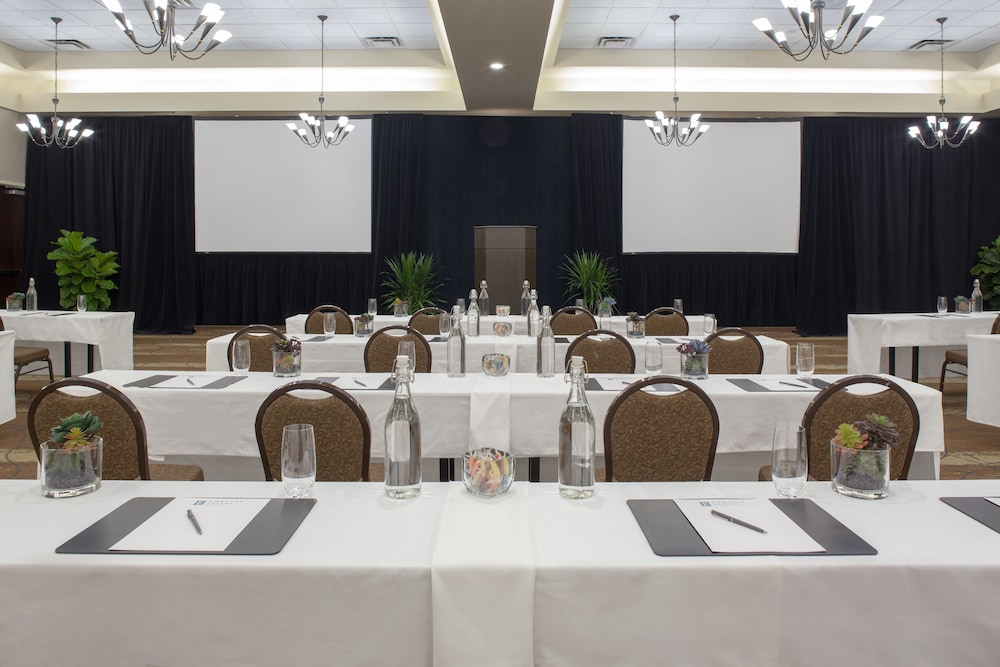 Embassy Suites by Hilton Phoenix Scottsdale - photo 52