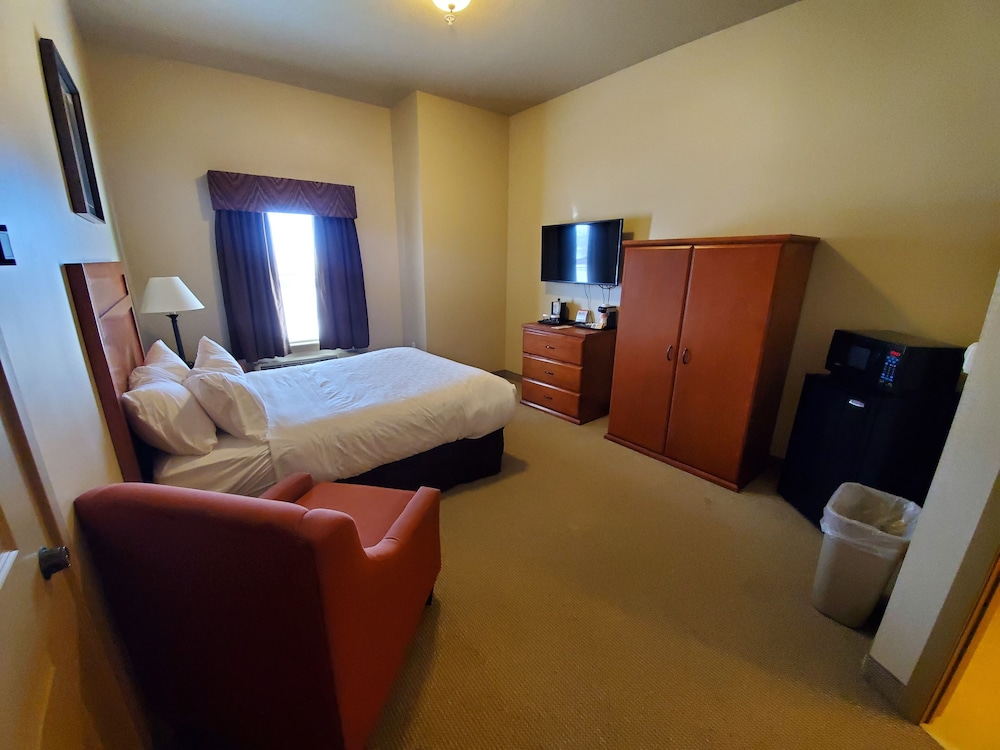 Clarion Hotel & Suites Williston - photo 8