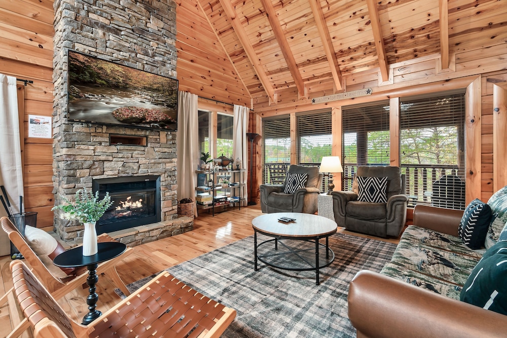 Cougar Crossing Vista HotTub Pool View in Sevierville, United States