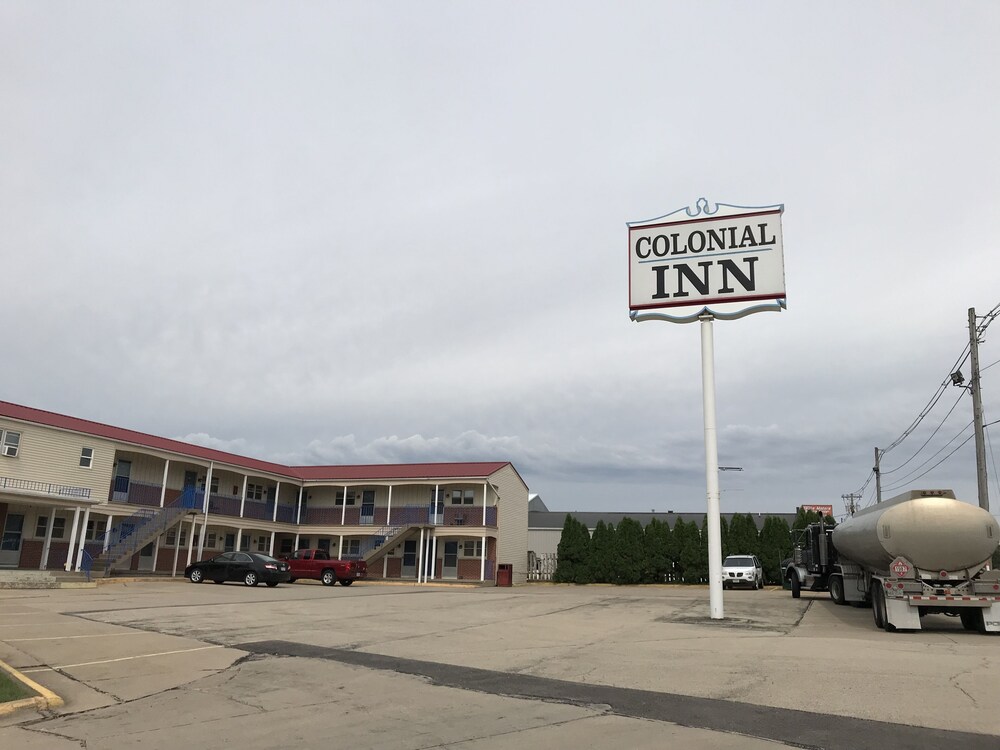 Colonial Inn Dyersville - photo 45
