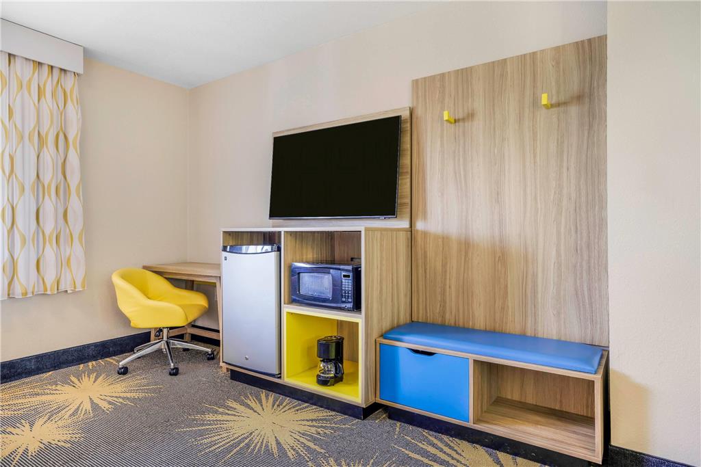 Days Inn by Wyndham Cortez - photo 22